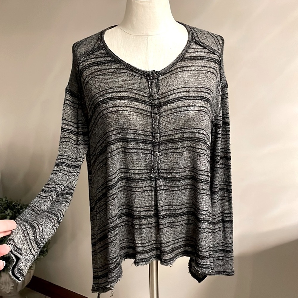 WE THE FREE lightweight oversized women’s sweater high low 1/2 front button XS